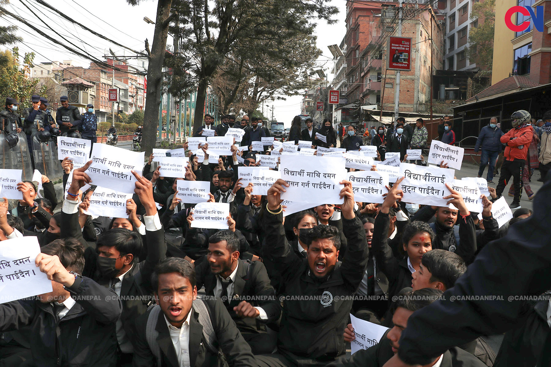 चक्रवर्ती ल कलेजका विद्यार्थी आन्दोलित [तस्बिर कथा]